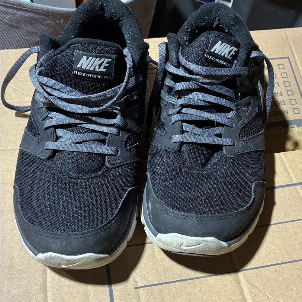 Nike Men's Black and Gray Athletic Shoes